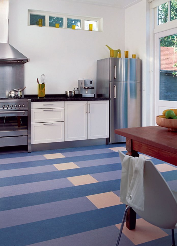 linoleum colorato negli interni della cucina
