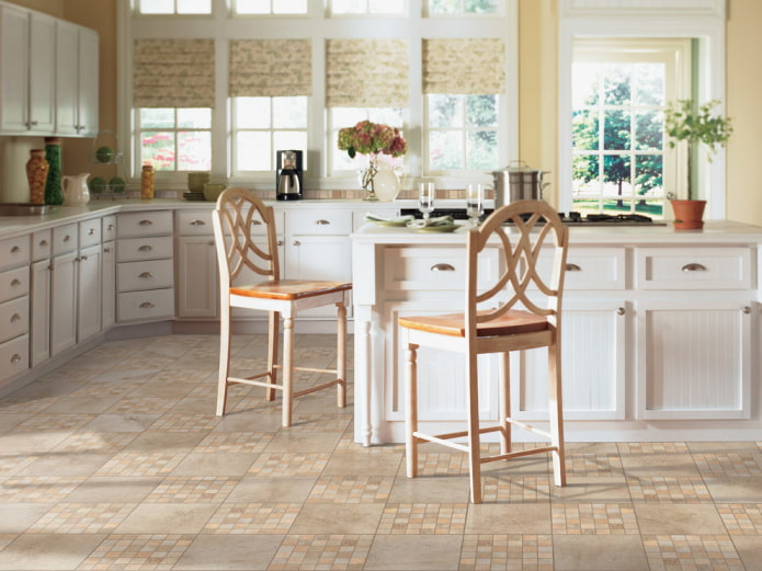 linoleum sul pavimento nell'interno della cucina