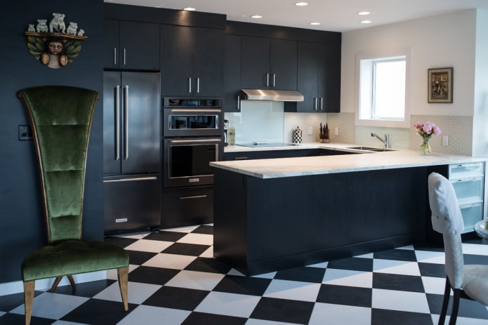 linoleum bicolore negli interni della cucina