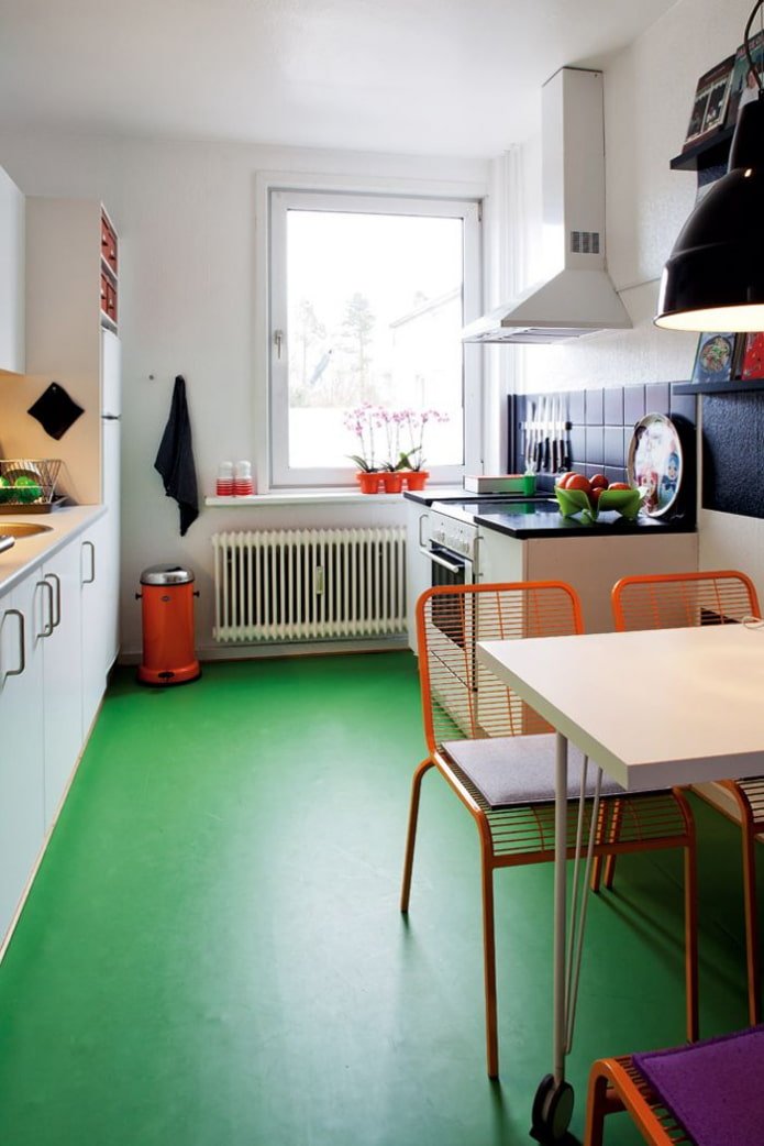 linoleum di tonalità verde all'interno
