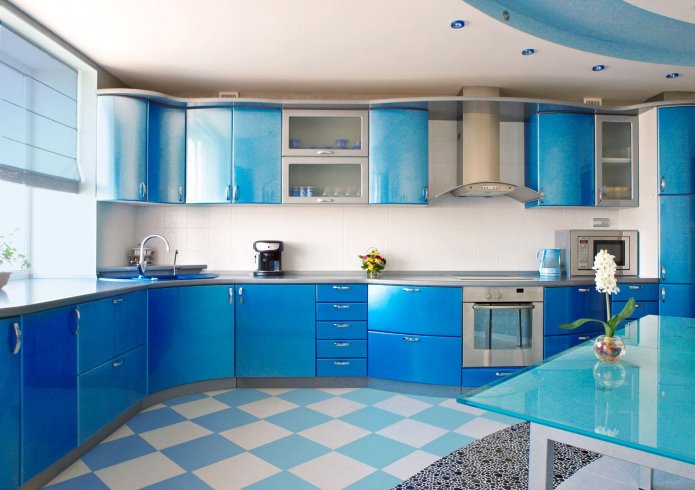 linoleum bianco e blu in cucina