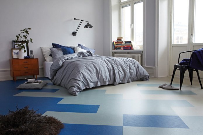 linoleum sul pavimento nell'interno della camera da letto