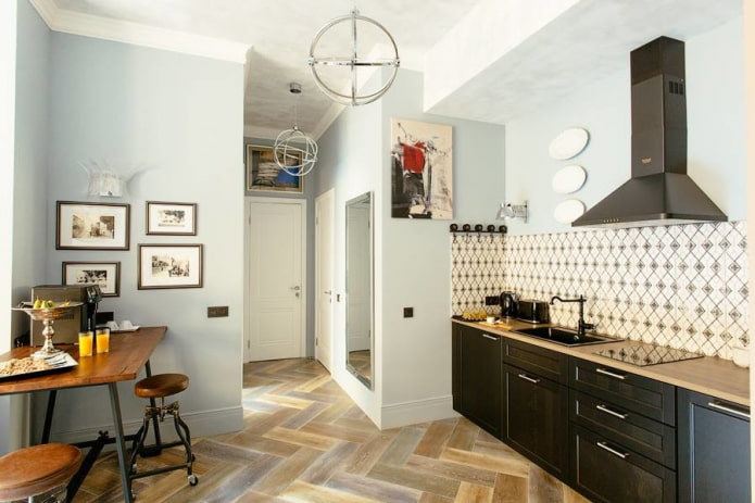 linoleum sotto il parquet nell'interno della cucina