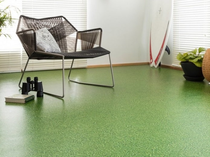linoleum sotto l'erba nell'interno