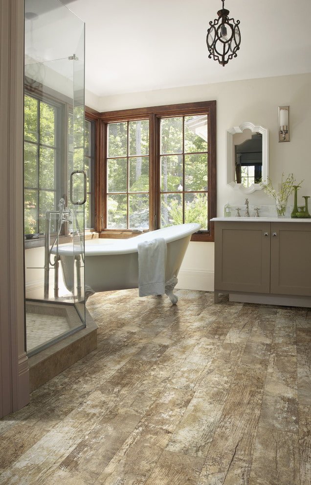 linoleum sul pavimento nell'interno del bagno