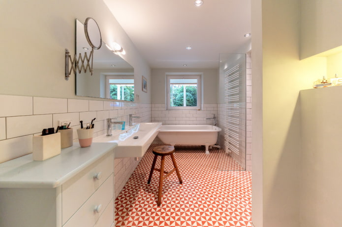 linoleum sul pavimento nel interno del bagno