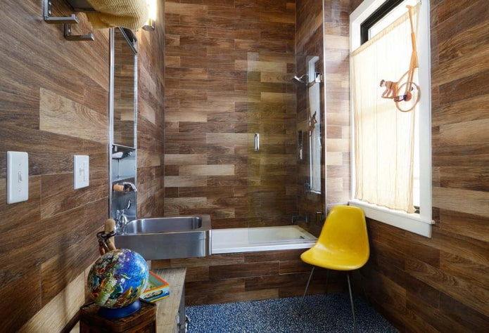 linoleum sulle pareti all'interno del bagno