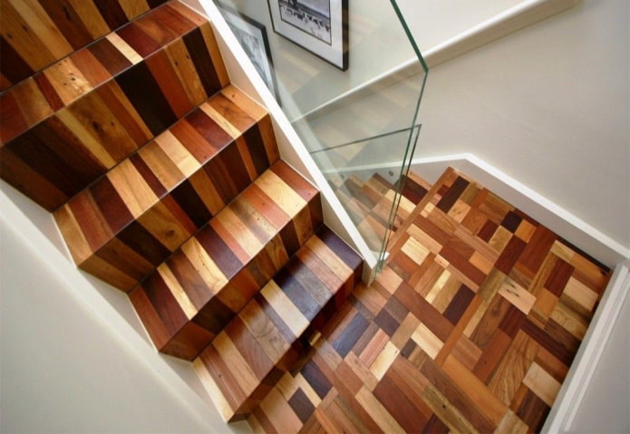 linoleum sui gradini delle scale all'interno