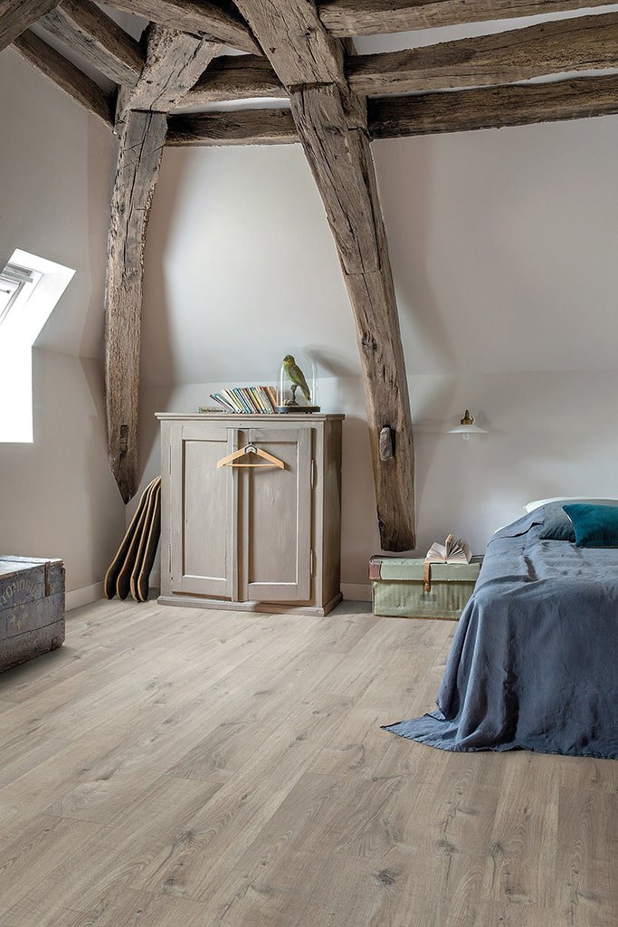 linoleum effetto legno nell'interno della camera da letto