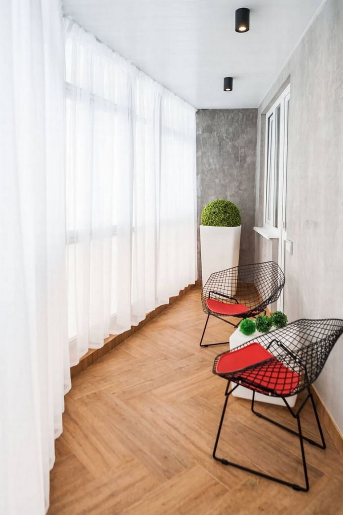 linoleum sul pavimento all'interno della loggia
