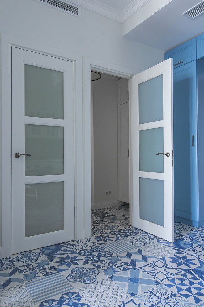 linoleum bianco e blu nel corridoio