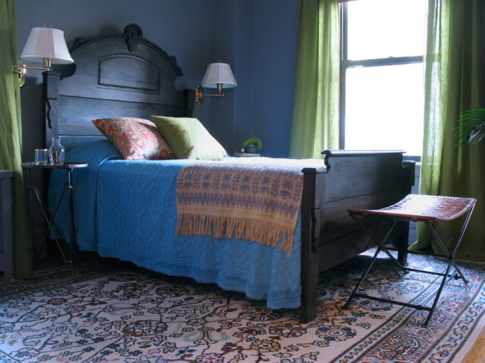tende di lino verde nell'interno della camera da letto