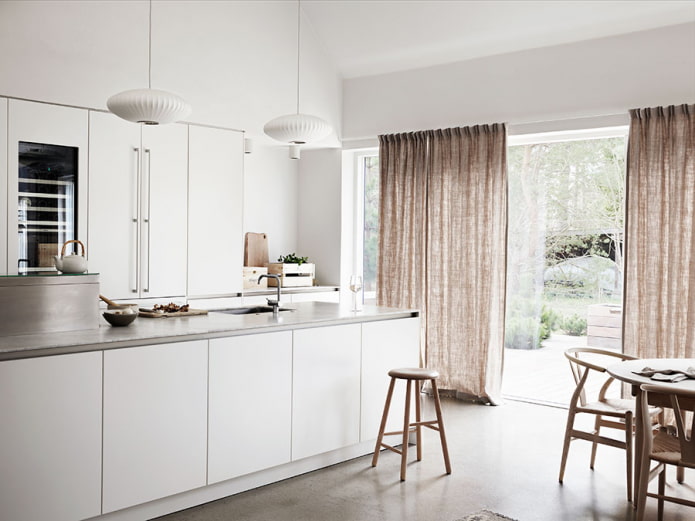 tende di lino all'interno della cucina