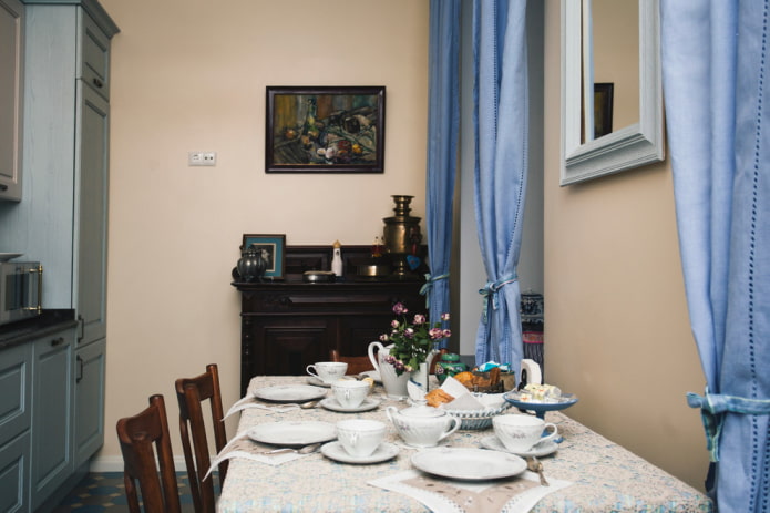 tende di lino raccolte con fiocchi