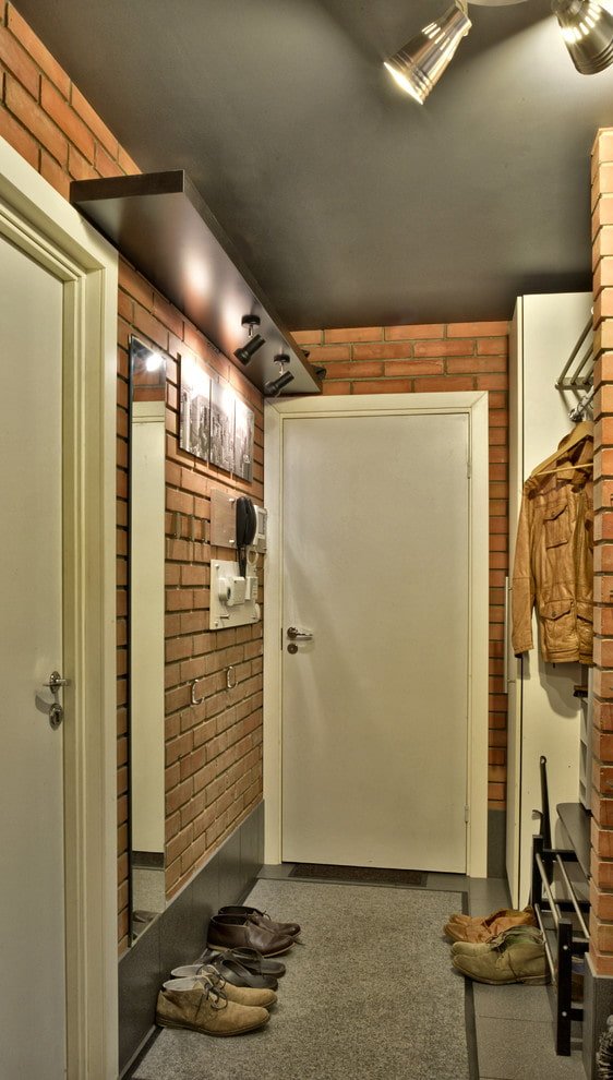 corridoio in una Krusciovka in stile loft