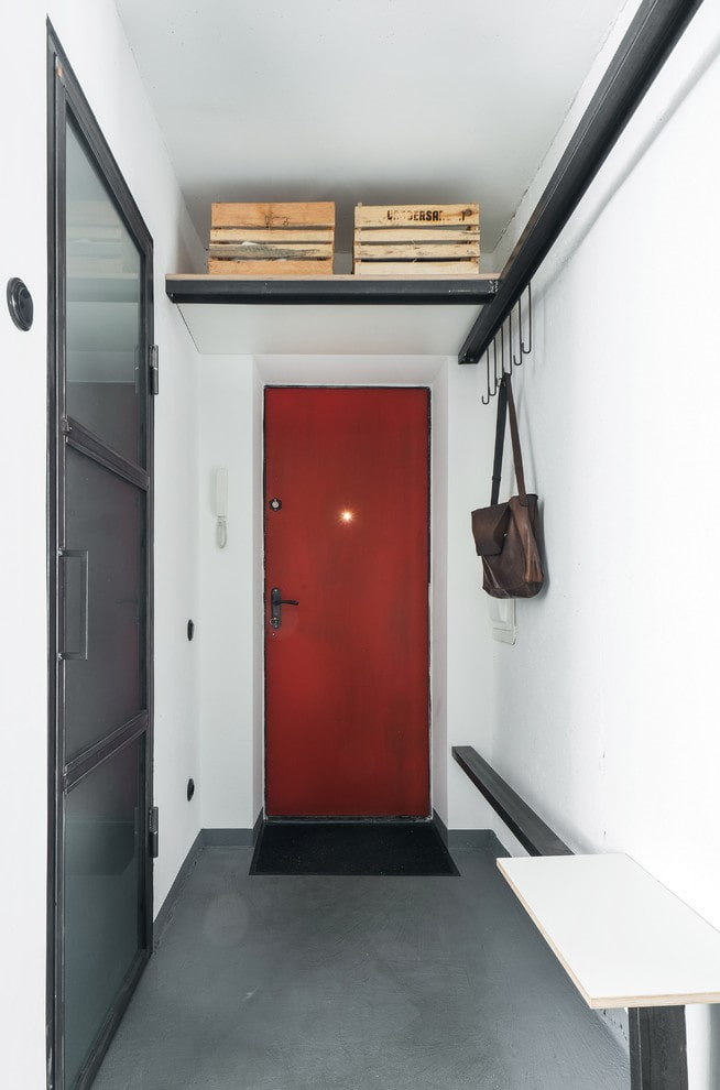 corridoio in una Krusciovka in stile loft