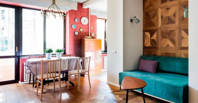 soggiorno in stile loft con un divano luminoso