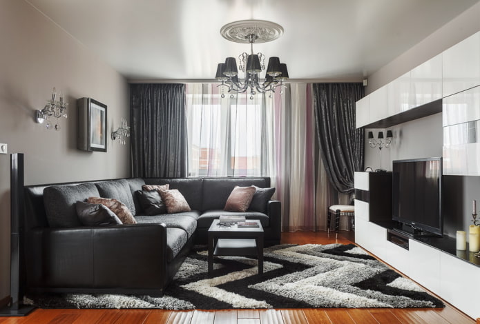 soffitto teso con lampadario nel soggiorno