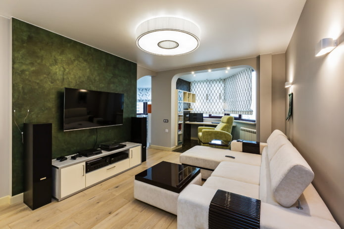 soffitto teso con lampadario nel soggiorno