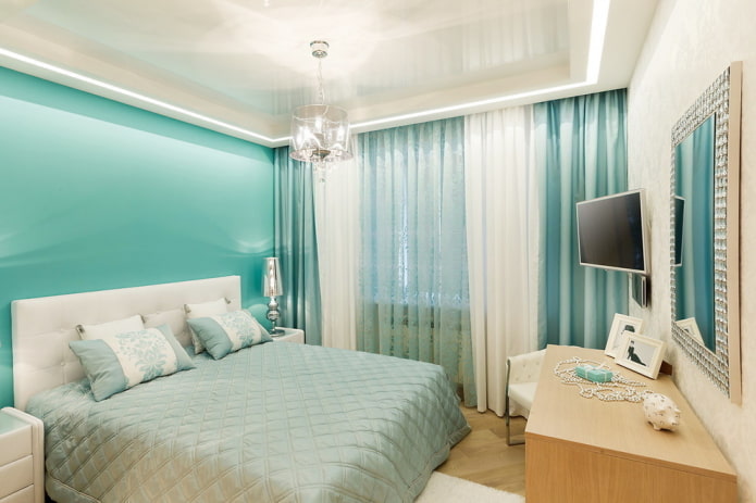 soffitto teso con un lampadario in camera da letto