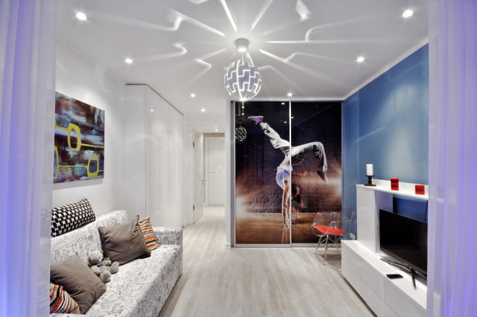 soffitto teso con lampadario nella cameretta dei bambini