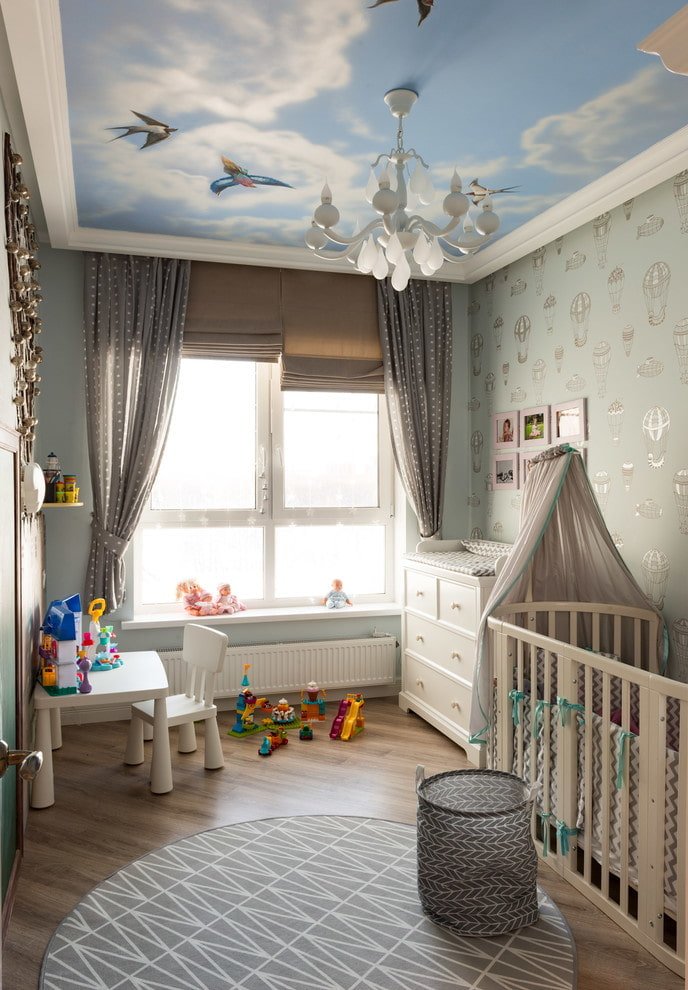 soffitto teso con lampadario nella cameretta dei bambini
