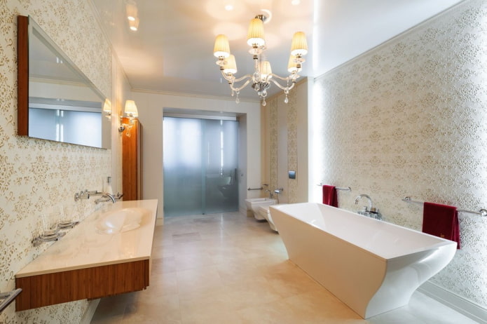 soffitto teso con lampadario in bagno