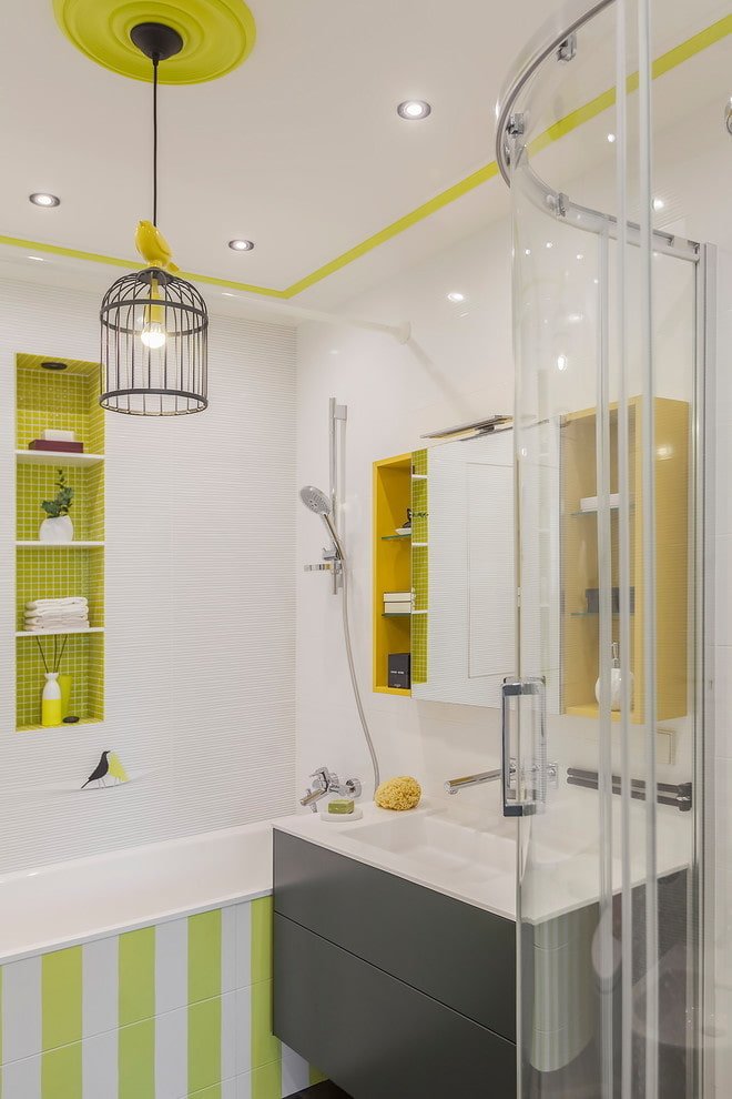 soffitto teso con lampadario in bagno