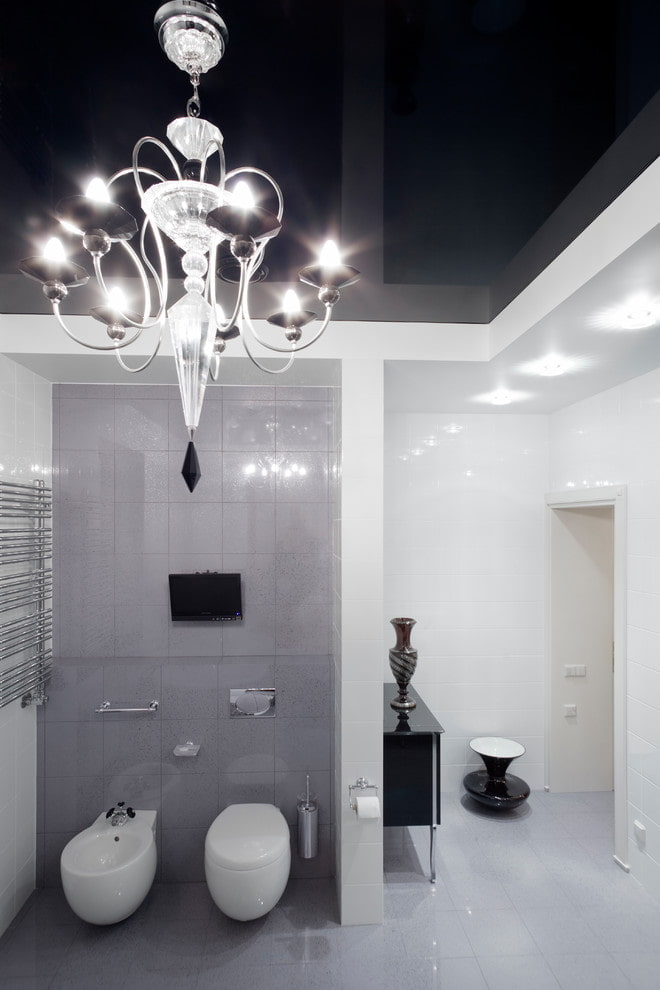 soffitto teso con lampadario in bagno