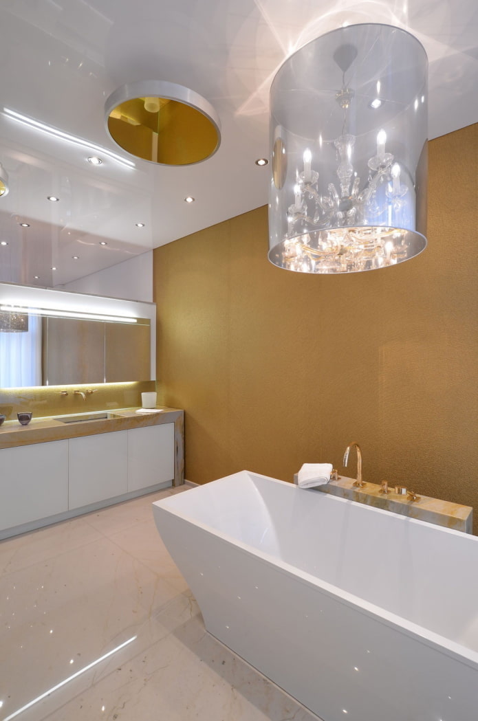 soffitto teso con lampadario in bagno