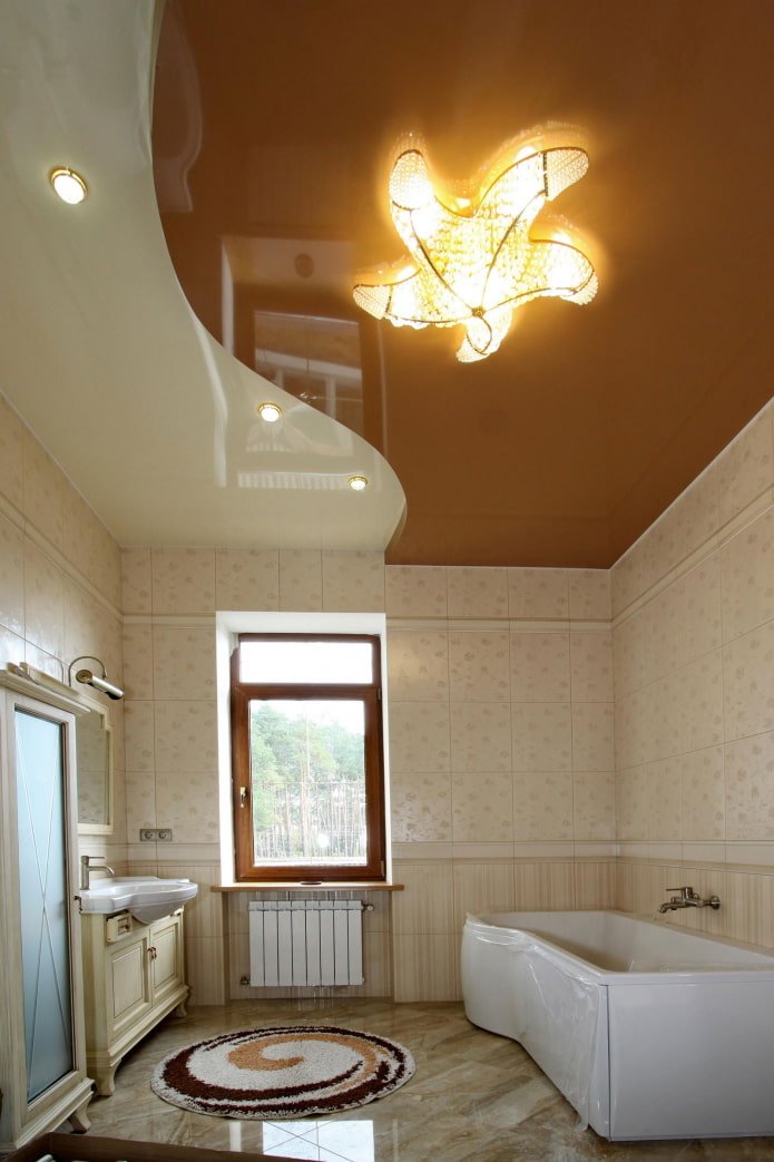 soffitto teso con lampadario in bagno