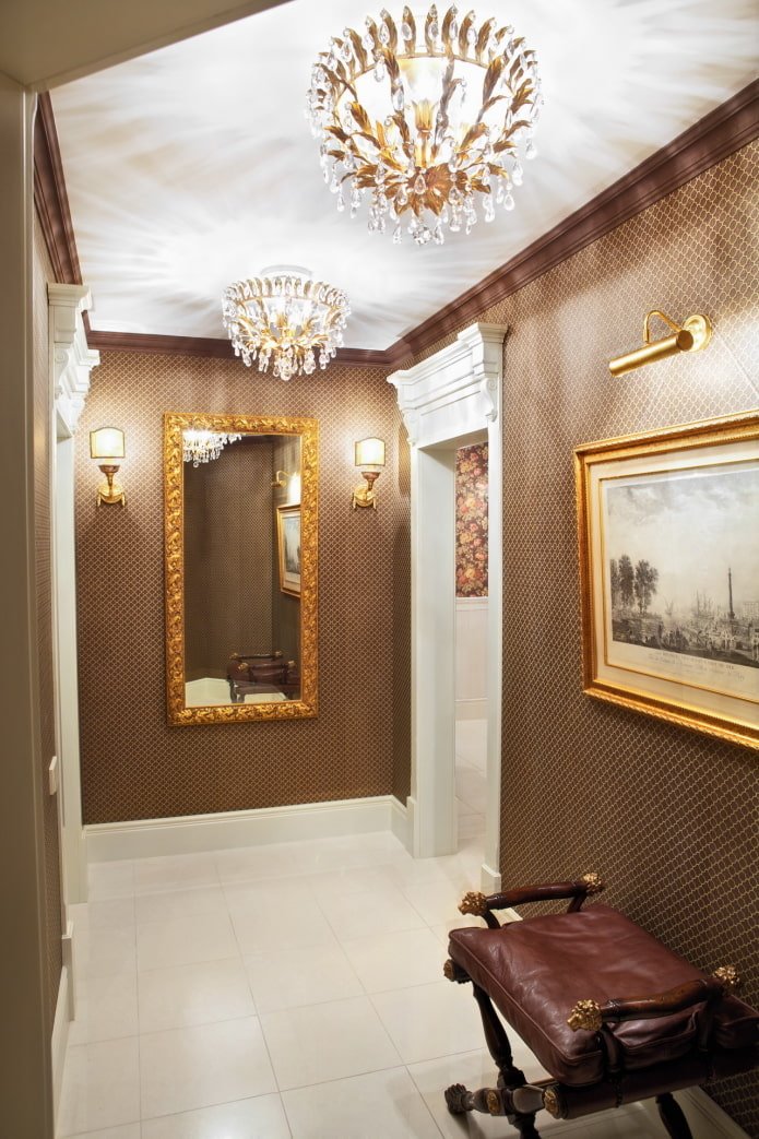 soffitto teso con lampadario nel corridoio
