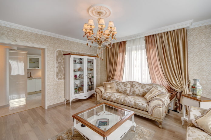 soffitto teso con lampadario nel design d'interni
