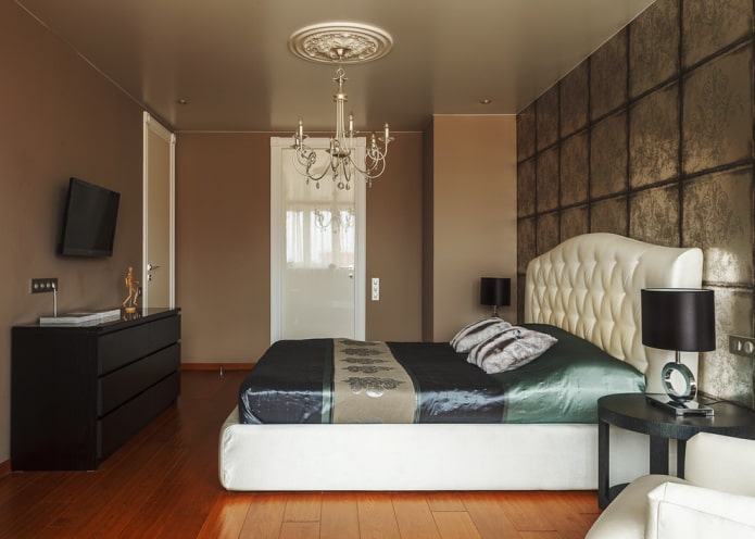 soffitto teso con lampadario nel design d'interni