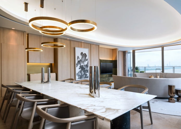 soffitto teso con lampadario nel design d'interni