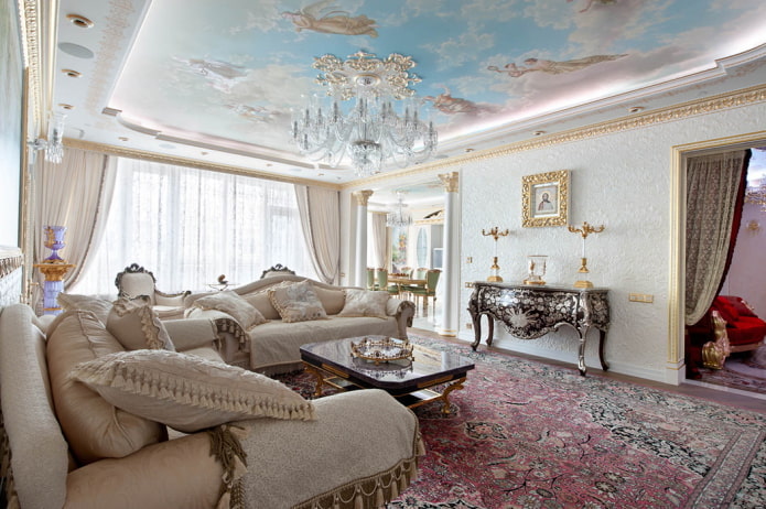soffitto teso con lampadario nel design d'interni
