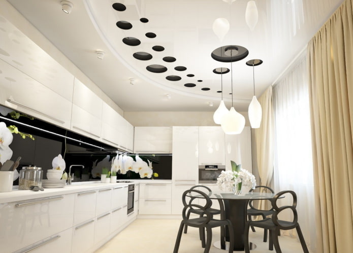 soffitto teso con lampadario nel design d'interni