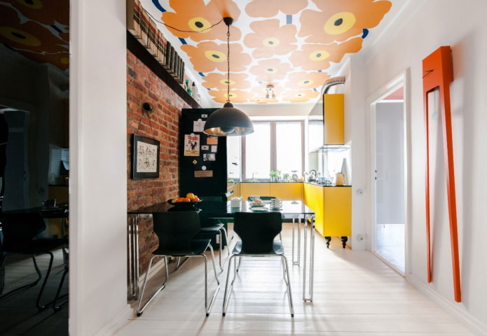 soffitto teso con lampadario in cucina