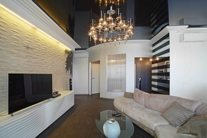 soffitto teso con lampadario all'interno