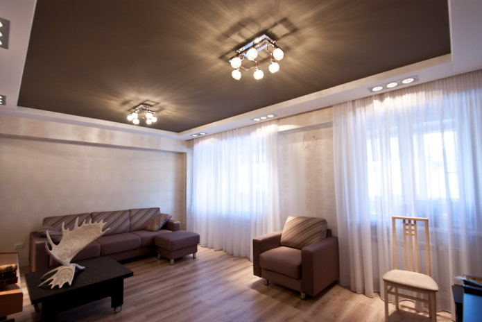 soffitto teso con lampadario all'interno