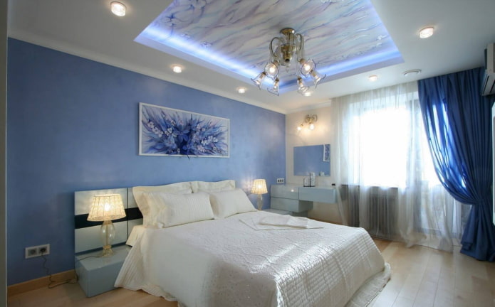 soffitto teso con un lampadario all'interno