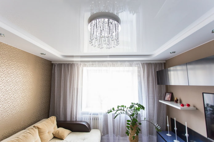 soffitto teso con un lampadario all'interno
