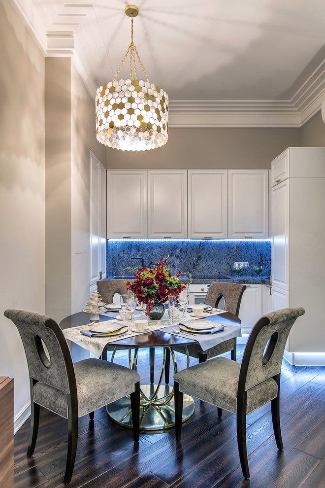 lampadario sopra il tavolo da pranzo in cucina