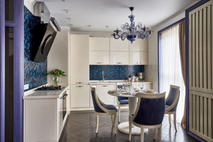 lampadario sopra il tavolo da pranzo in cucina