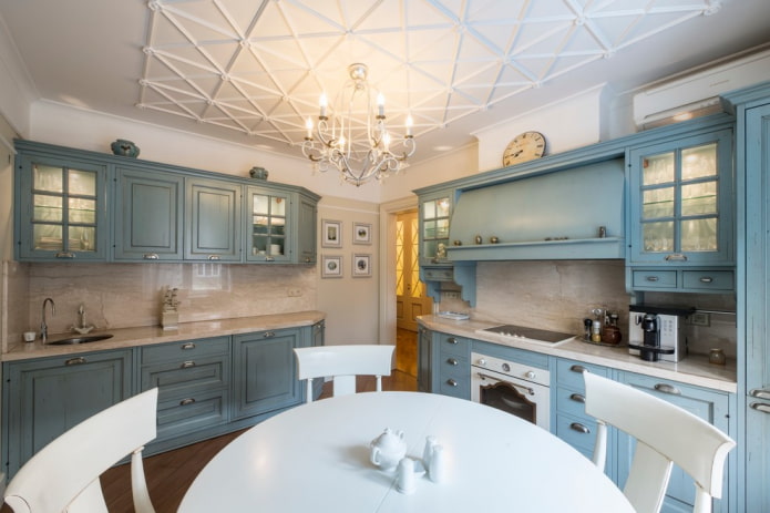 lampadario all'interno della cucina in stile provenzale