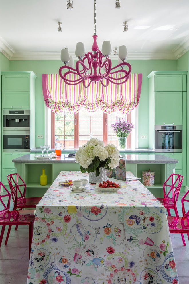 lampadario sul soffitto nell'interno della cucina