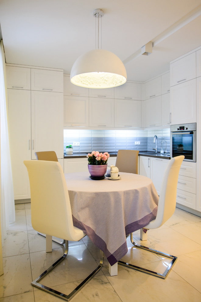 lampadario sul soffitto in l'interno della cucina