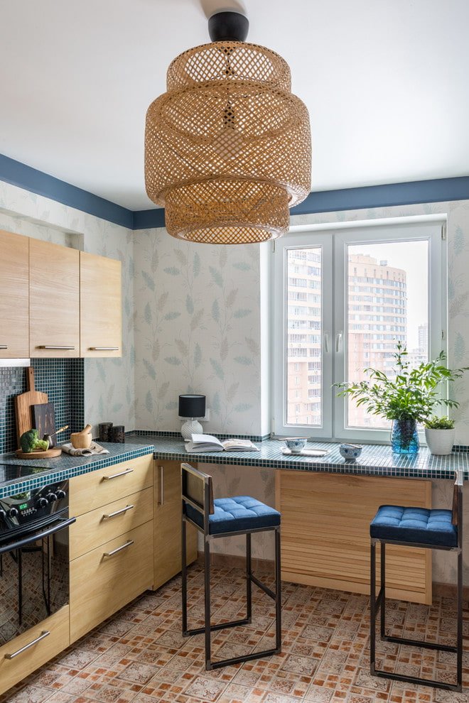 lampadario sul soffitto nell'interno della cucina