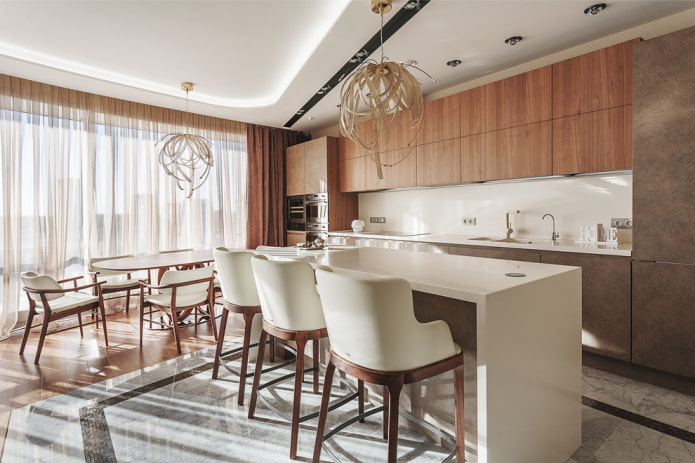 due lampadari sul soffitto nell'interno della cucina