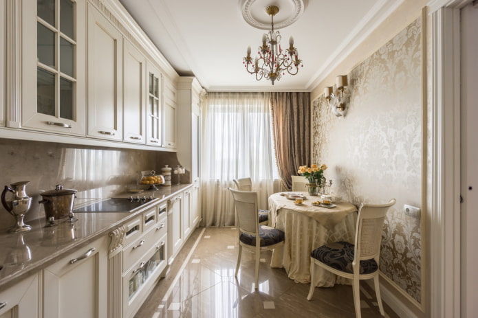 lampadario nell'interno della cucina in stile classico